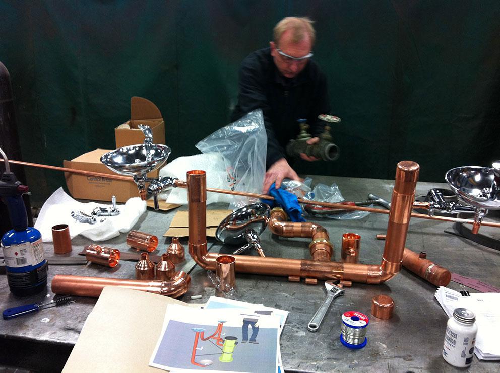Construction of the fire hydrant drinking fountains at the municipal metal fabrication workshop / photo Sans façon
