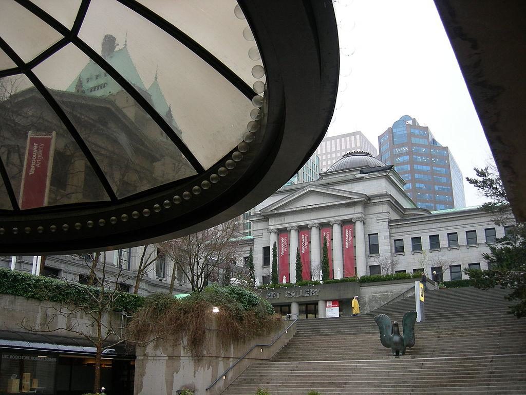 A view of the Vancouver Art Gallery as seen from below grade, Robson Square / photo Joe Mabel via Wikimedia Commons