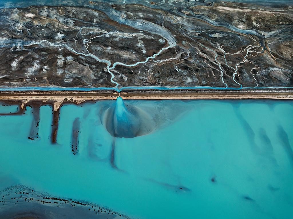 Edward Burtynsky <em>Cerro Prieto Geothermal Power Station, Baja, Mexico</em> 2012 Digital chromogenic print 1.21 x 1.62 m © Edward Burtynsky Courtesy Nicholas Metivier Gallery