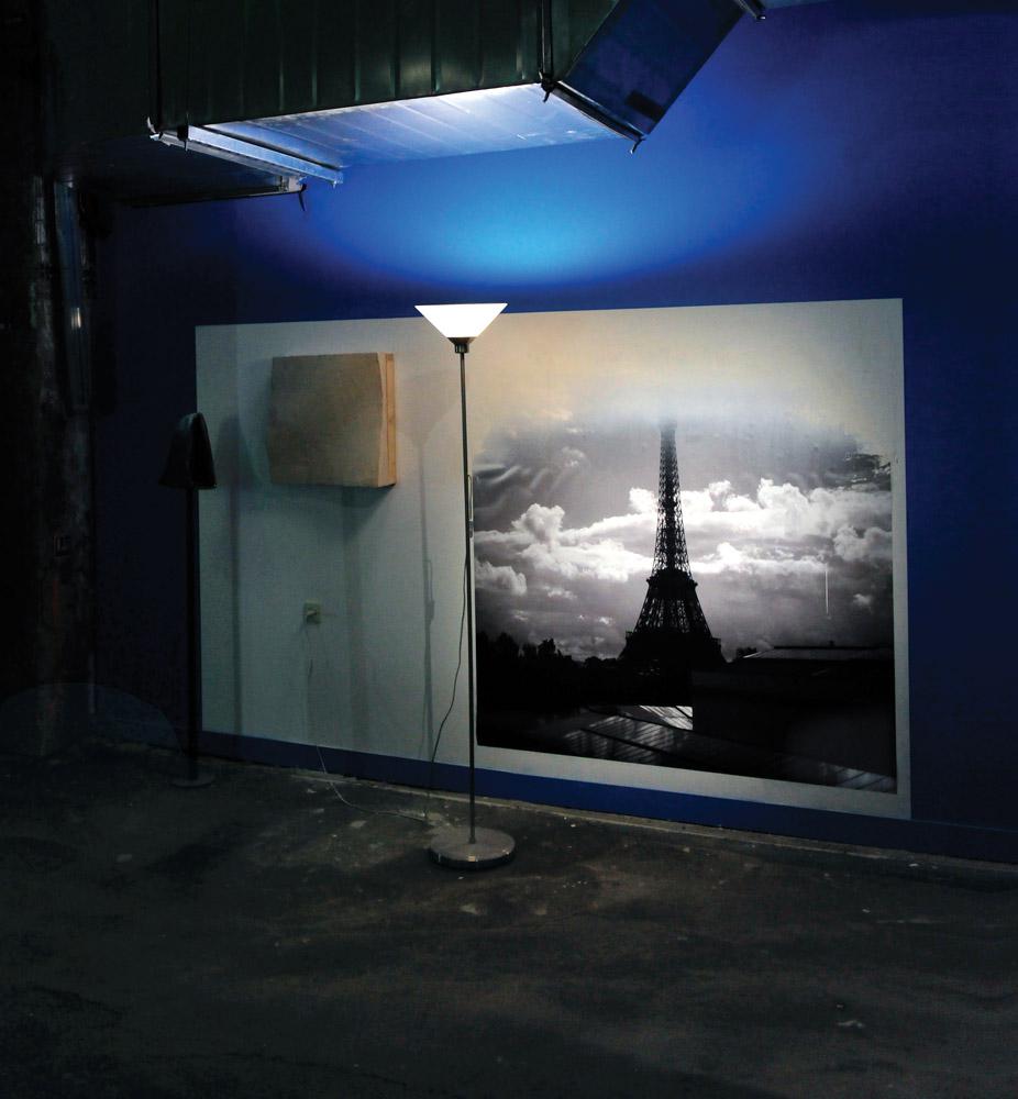 Installation view of Neil Beloufa’s “Les Inoubliables prises d’autonomie” at the Palais de Tokyo, Paris  2012–13  / photo Didier Plowy