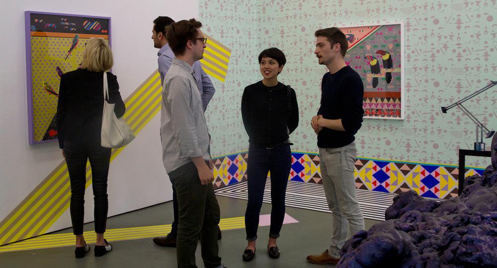 Des participants à Galerie Hop Montréal échangent avec des guides et découvrent des œuvres d’art dans les galeries de l’édifice Belgo. Photographie : Lorna Bauer.