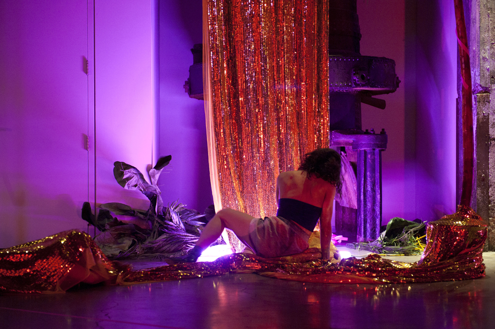 Zoja Smutny, <em>Rosé Porn</em> (performance view at the Darling Foundry, presented by Dancemakers), 2016. Photo: Tanha Gomes.