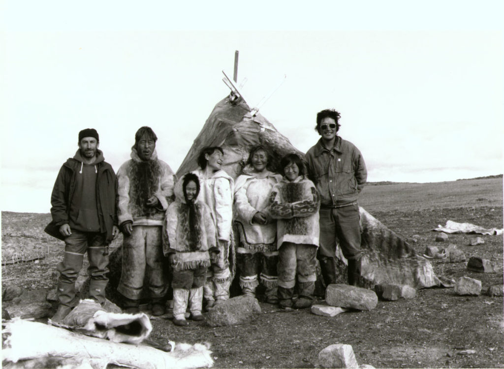Left to right: Norman Cohn, Pauloosie Qulitalik, Lizzie Qulitalik, Mary Qulitalik, Rachel Uyarashuk, Jonah
Uyarashuk, and Zacharias Kunuk on the set of <em>Nunaqpa (Going Inland)</em> in 1990.