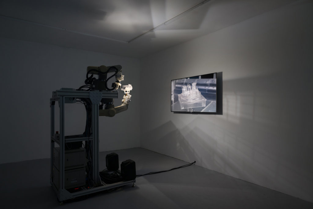 Scott Billings, <em>Übermensch</em>, 2018. Video installation, robot arms, 3D print, video camera, software, 36 inches x 25 inches x 55 inches. Installation view at Wil Aballe Art Projects. Courtesy Scott Billings and WAAP. Photo: Mike Love.