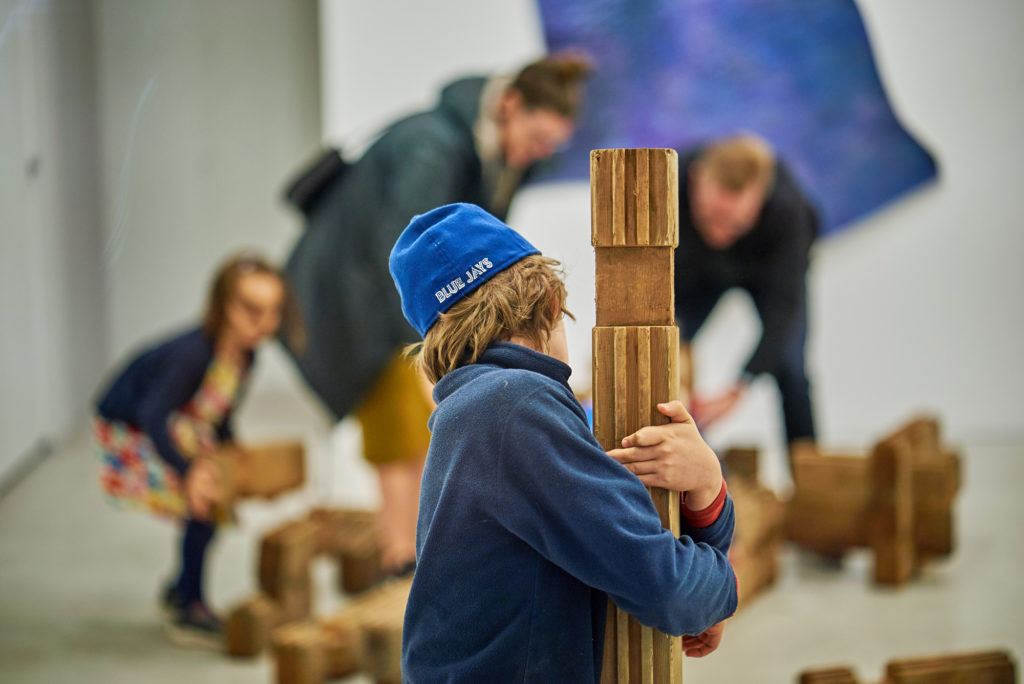 Leisure’s installation <em>Panning for Gold/Walking You Through It</em> (2017) has sculpted wood elements based on the playground equipment Cornelia Hahn Oberlander created for Expo 67. Visitors to Musée d'art de Joliette are welcome to build and rebuild with these pieces during the exhibition. Photo: Romain Guilbault.