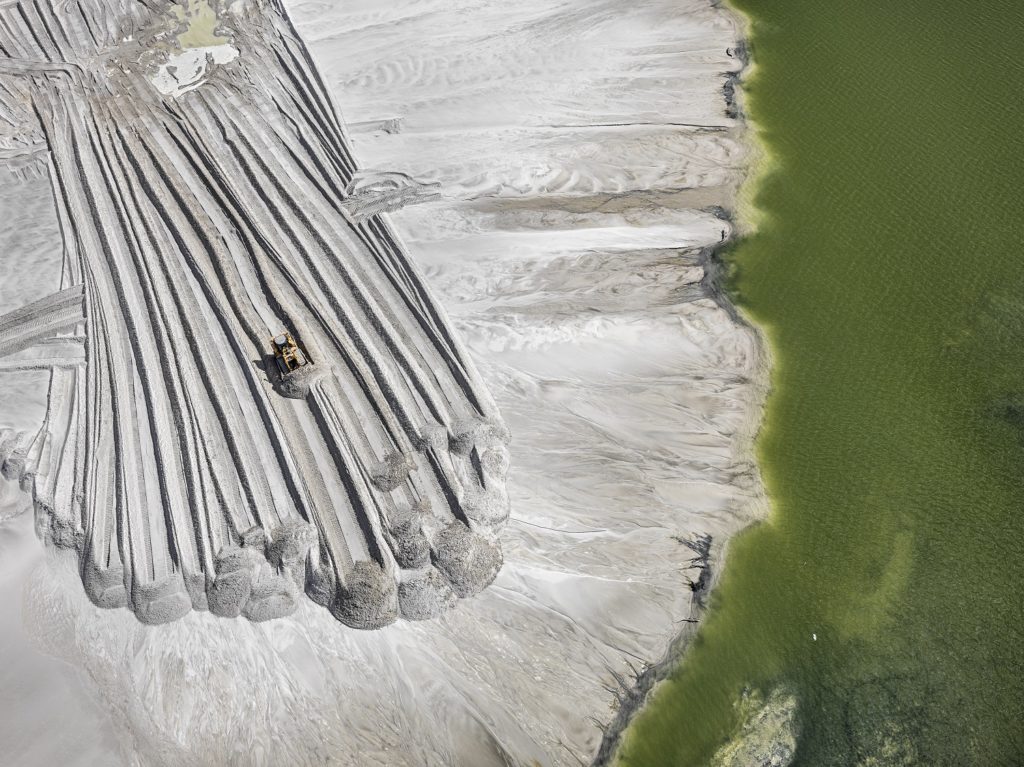 Edward Burtynsky, <em>Phosphor Tailings Pond #4, Near Lakeland, Florida, USA</em>, 2012. Pigment inkjet print, 1.48 x 1.98 m. Courtesy the artist and Nicholas Metivier Gallery, Toronto. © Edward Burtynsky, 2017