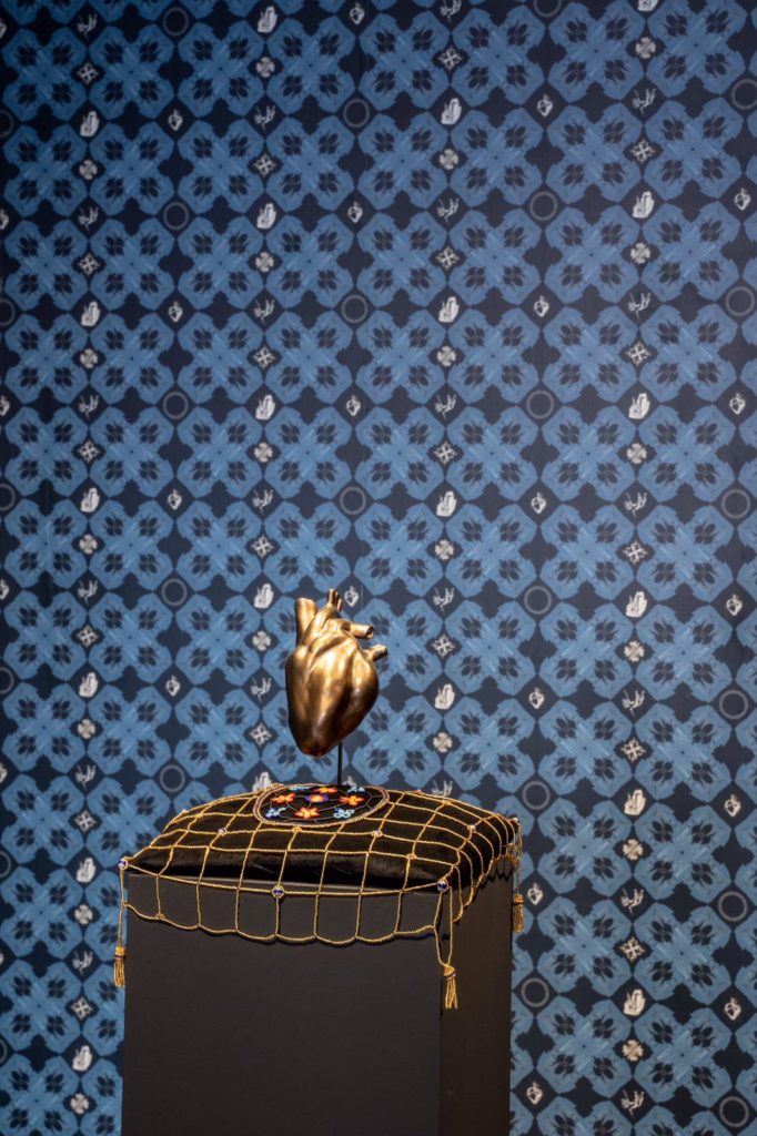 Foreground: Nadia Myre, <em>Volume 1</em>, 2019. Earthenware, beads, threads. Background: Nadia Myre, <em>Damask (Volume 0)</em>, 2019. Wallpaper installation. Photo: Karolina Sobel.