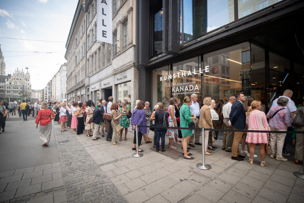 Lineup outside the opening of “Canada and Impressionism: New Horizons” at the Kunsthalle Munich on July 18, 2019.