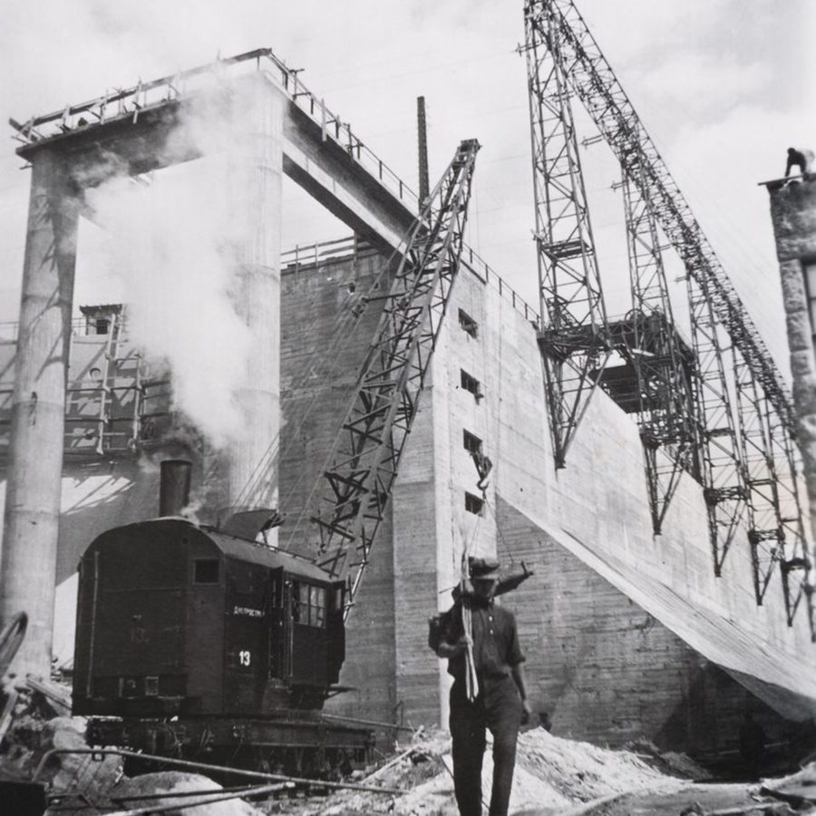 Charles Dédoyard, Dnieper Hydroelectric Power Station under construction, Zaporozhe, Soviet Union (now in Ukraine), 1932. Gelatin silver print, 8.2 × 5.8 cm. PH1987:0799, Canadian Centre for Architecture.