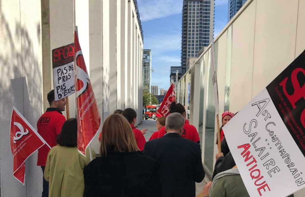 So far, professional staff at MAC Montreal have staged some temporary pickets, such as the one seen here. Photo: Instagram / @prosdumacmontreal, October 8.