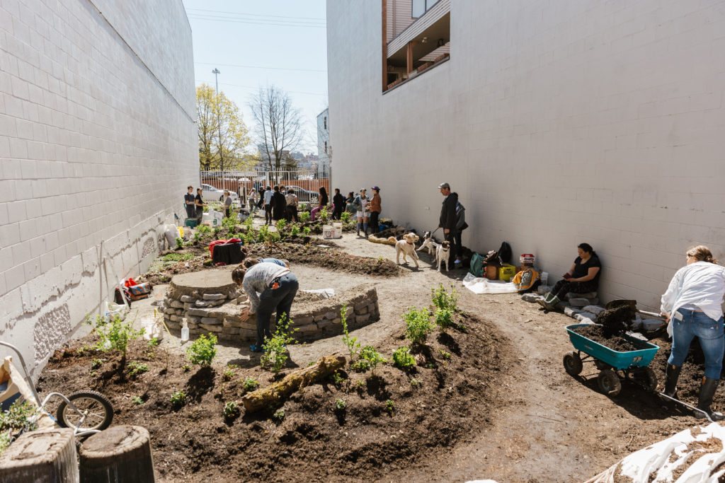 Cob building workshop for “x̱aw̓s shew̓áy̓ New Growth《新生林》,” led by T’uy’t’tanat-Cease Wyss and Mudgirls Collective, April 20 to 21, 2019. Courtesy the artists and 221A, Vancouver,
unceded territories. Photo: Damaris Riedinger.