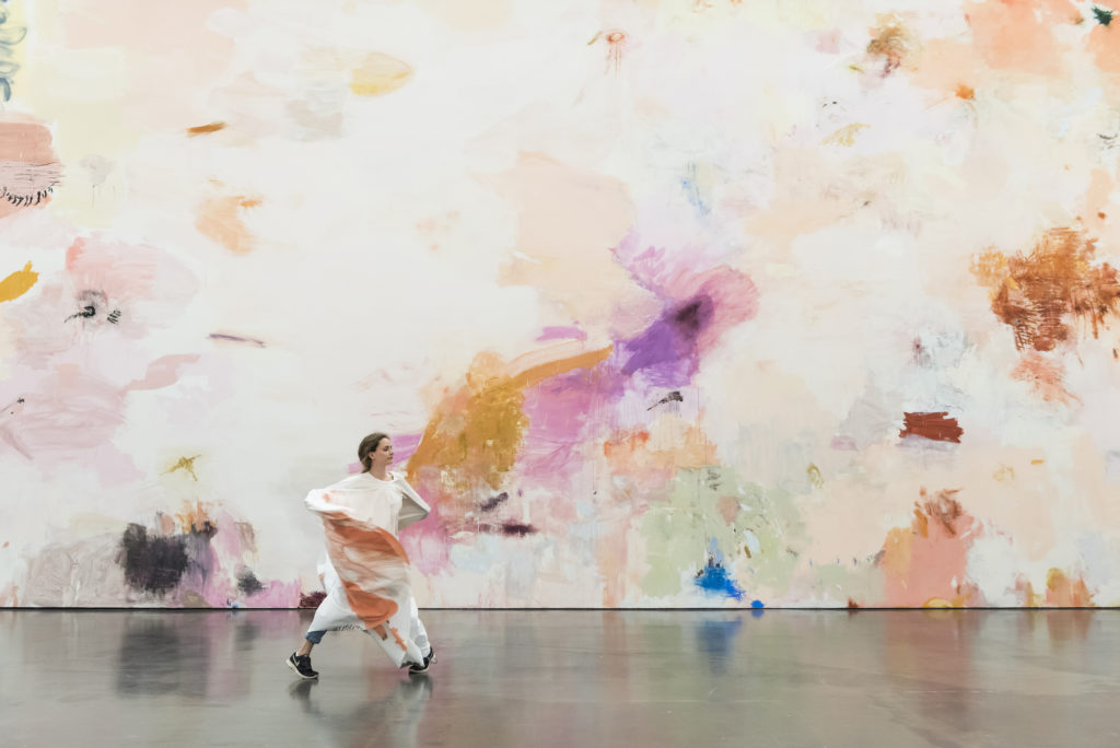 Megan Rooney, <em>EVERYWHERE BEEN THERE</em>, 2019. Performance within the exhibition "Fire on the Mountain" at Kunsthalle Düsseldorf, 2019. Courtesy DREI, Cologne. Photo Katja Illner.
